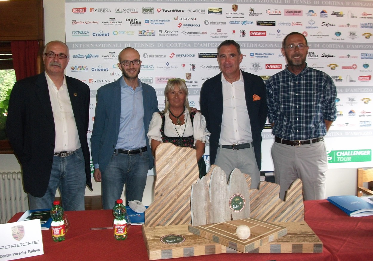 Il tavolo dei relatori dopo la conferenza con i nuovi trofei Wood Art. Il più piccolo andrà al vincitore, l’altro rimarrà al Country Club con l’incisione dell’albo d’oro 